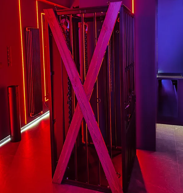 Klatka BDSM z glory hole i krzyżem świętego Andrzeja