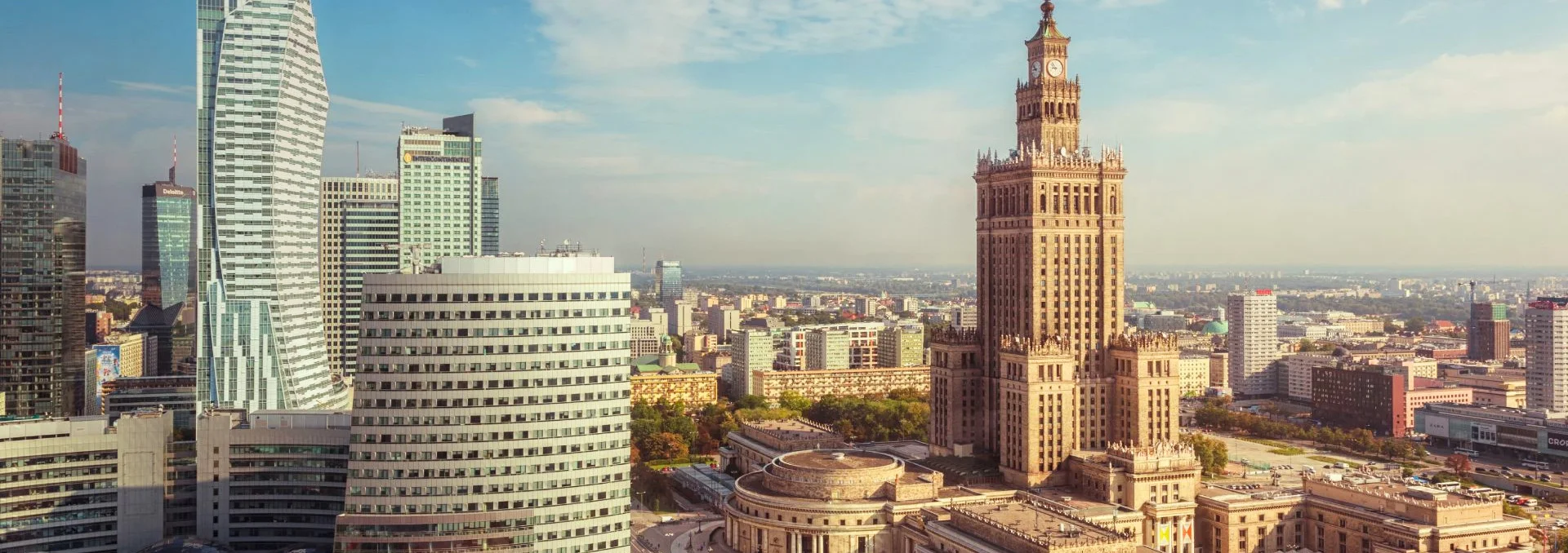 Zmysłowy wieczór w barze z widokiem na Warszawę Zmysłowy wieczór w barze z widokiem na Warszawę